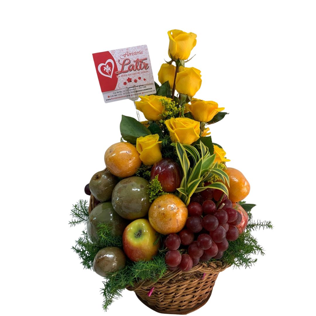 Arreglo frutero con rosas amarillas frescas