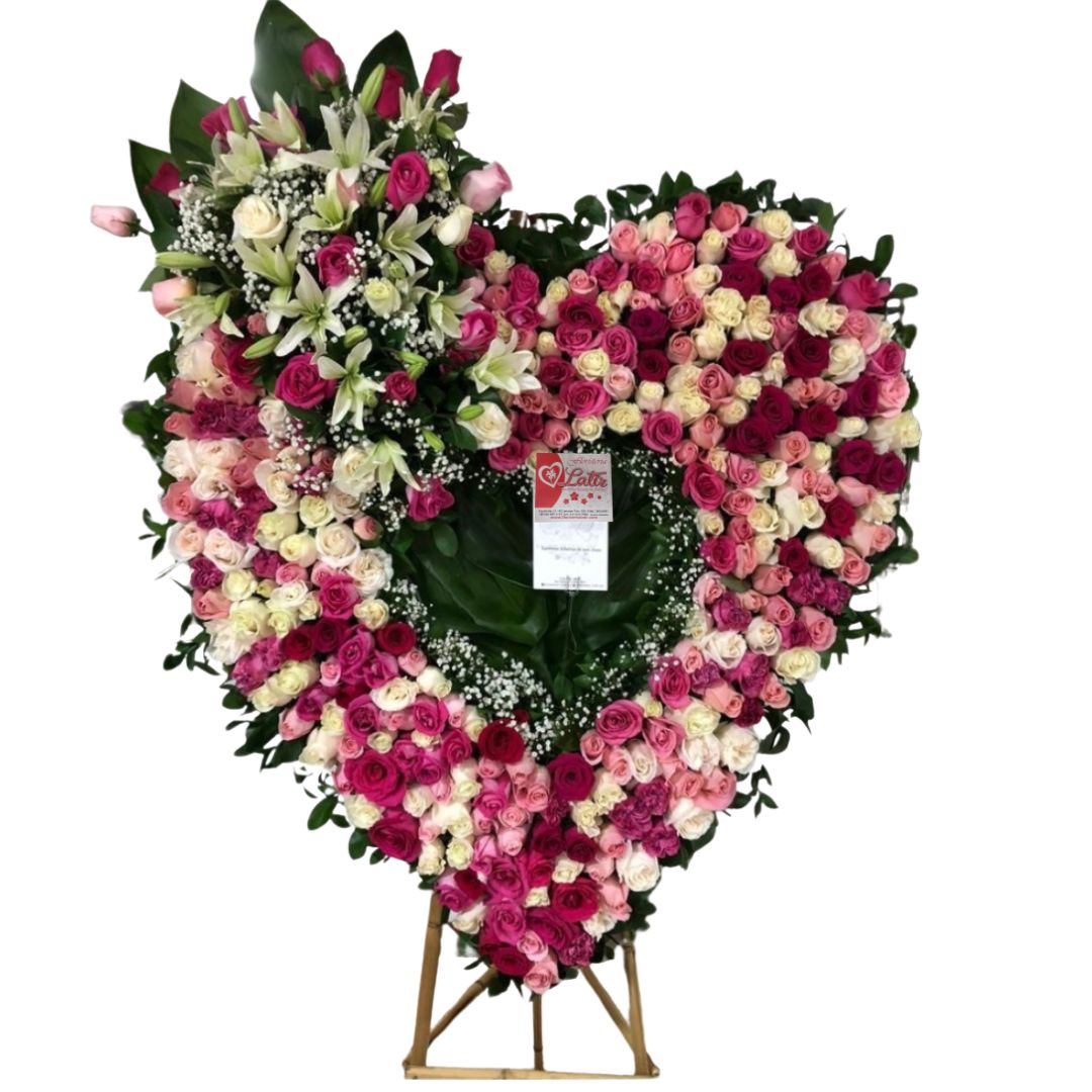 Corazón fúnebre con rosas surtidas y lirios frescos