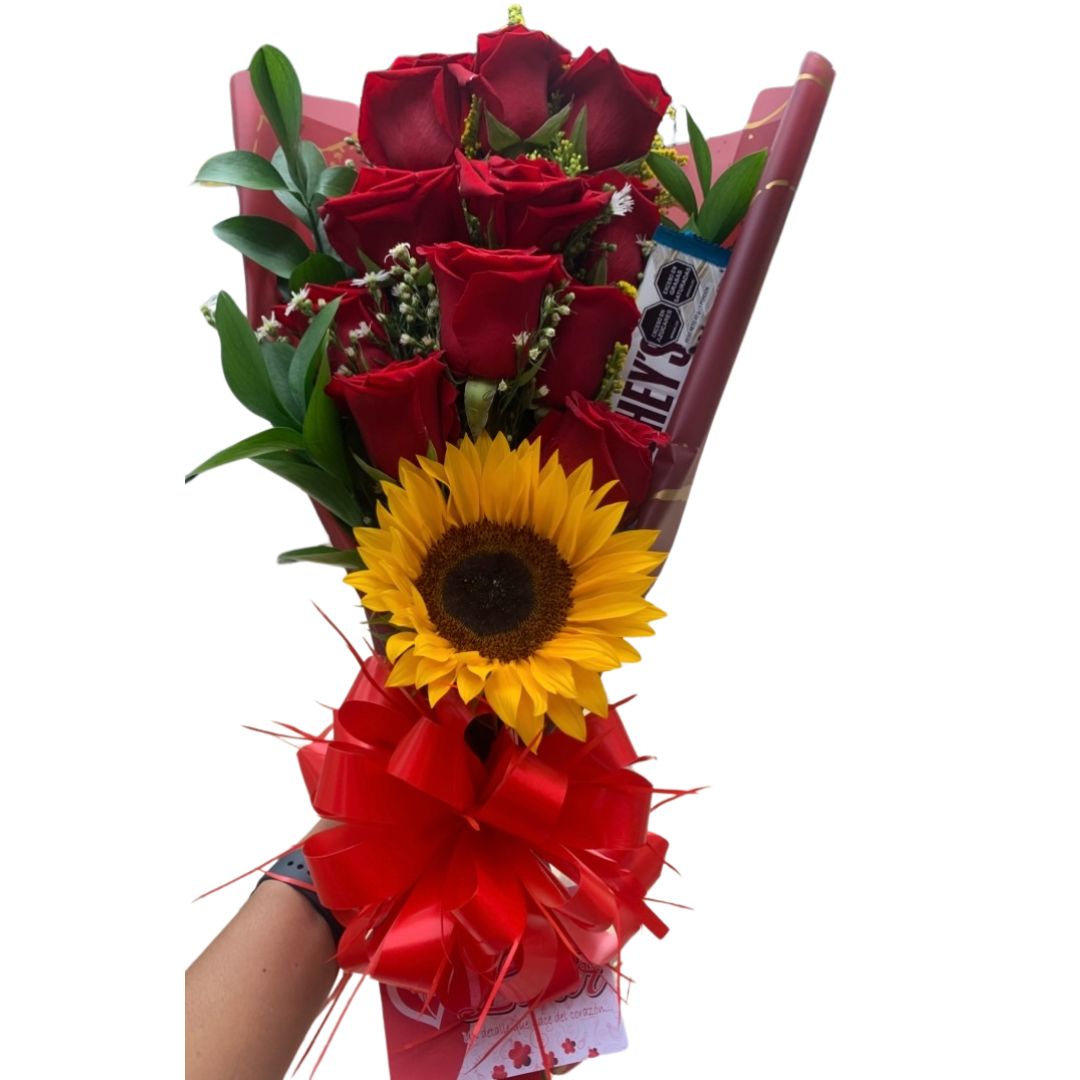 Detalle con rosas rojas, un girasol y chocolatina Hershey’s
