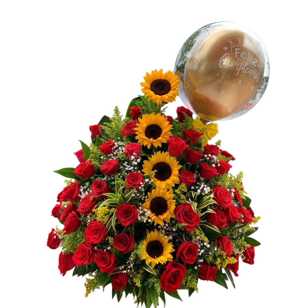 Arreglo triangular con rosas rojas, girasoles y globo burbuja