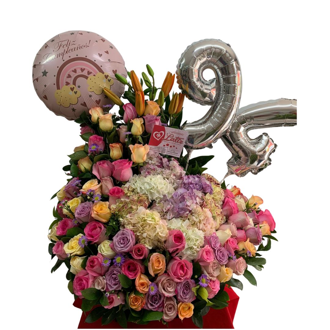 Arreglo en media luna con rosas de colores, hortensias y lirios salmón