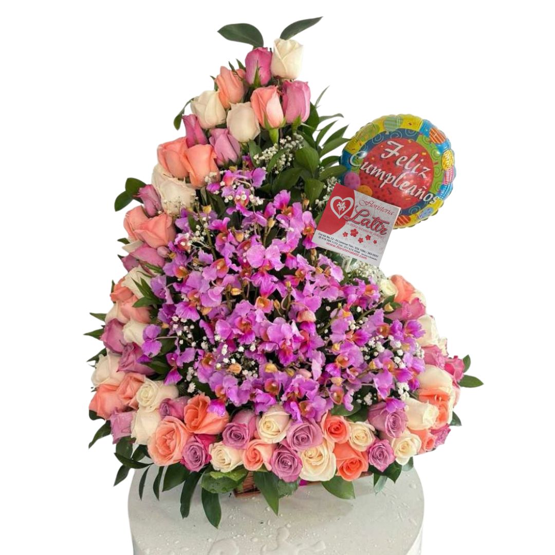 Arreglo media luna con rosas pastel y orquídeas hawaianas