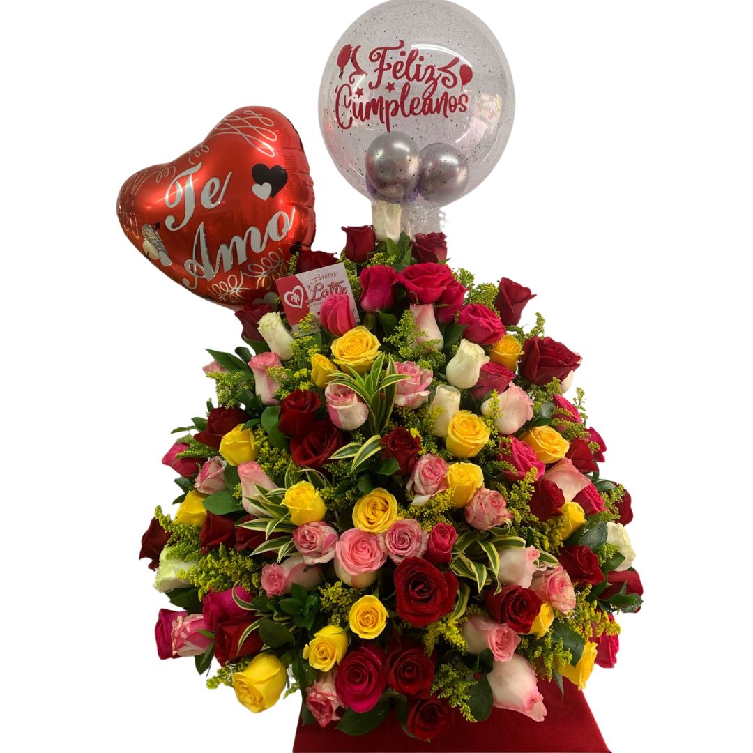 Arreglo triangular con rosas de colores, globo burbuja y globo metálico