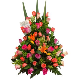 Triángulo de rosas de colores y lirios salmón para homenaje floral