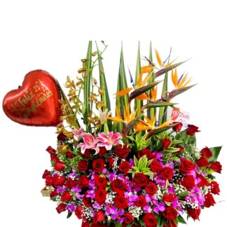 ardinera con rosas rojas, orquídeas, lirios, aves de paraíso y globo metálico