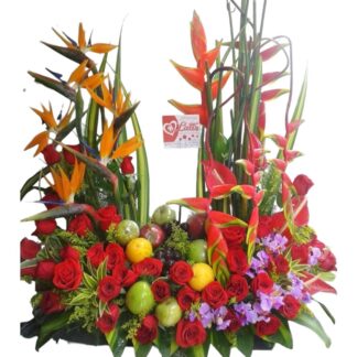 Jardinera tropical con frutas, rosas y orquídeas