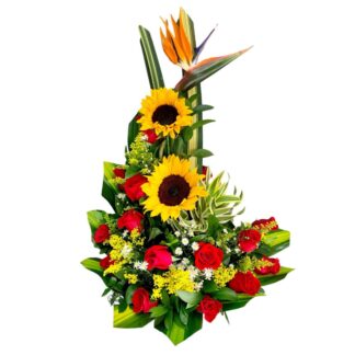 Media luna con girasoles y rosas frescas