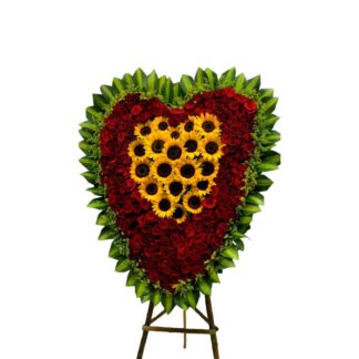 Corazón fúnebre con rosas rojas y girasoles para homenaje floral emotivo