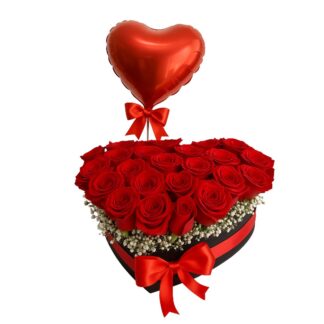 Corazón de rosas rojas con perlas y globo metálico