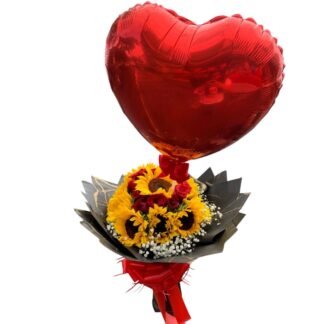 Buchón con girasoles y rosas rojas en papel coreano con perlas y globo metálico