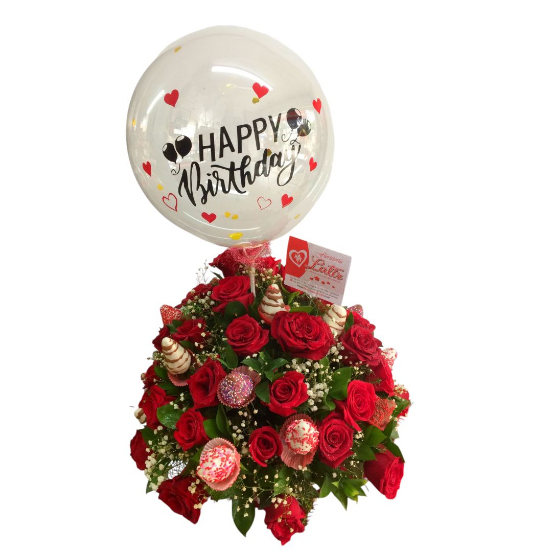 Arreglo redondo con rosas rojas, fresas en chocolate y globo burbuja
