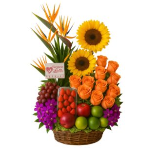 Frutero tropical con rosas salmón, orquídeas y frutas frescas