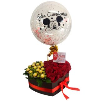 Corazón de rosas rojas con Ferrero Rocher y globo burbuja