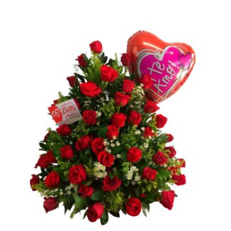 Triángulo de rosas rojas para homenaje floral