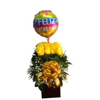 Cubo de rosas amarillas con perlas y globo metálico