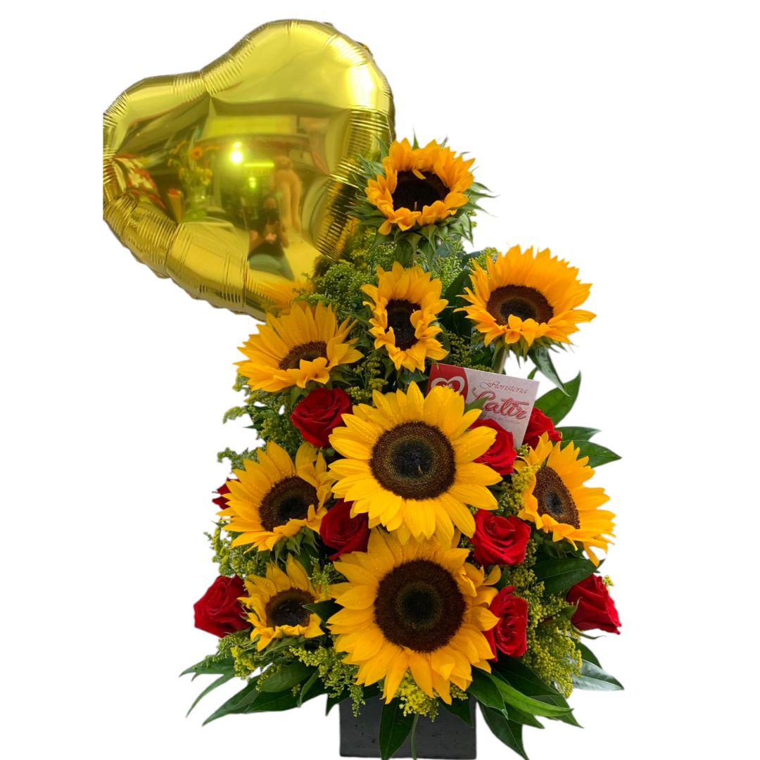 Arreglo triangular de girasoles y rosas rojas con globo metálico