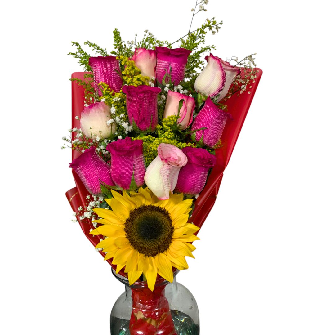Bouquet con rosas y girasol fresco