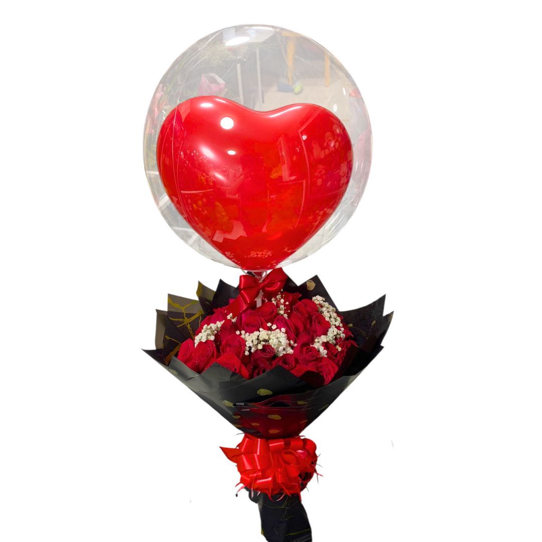 Buchón de rosas rojas con globo corazón y globo burbuja
