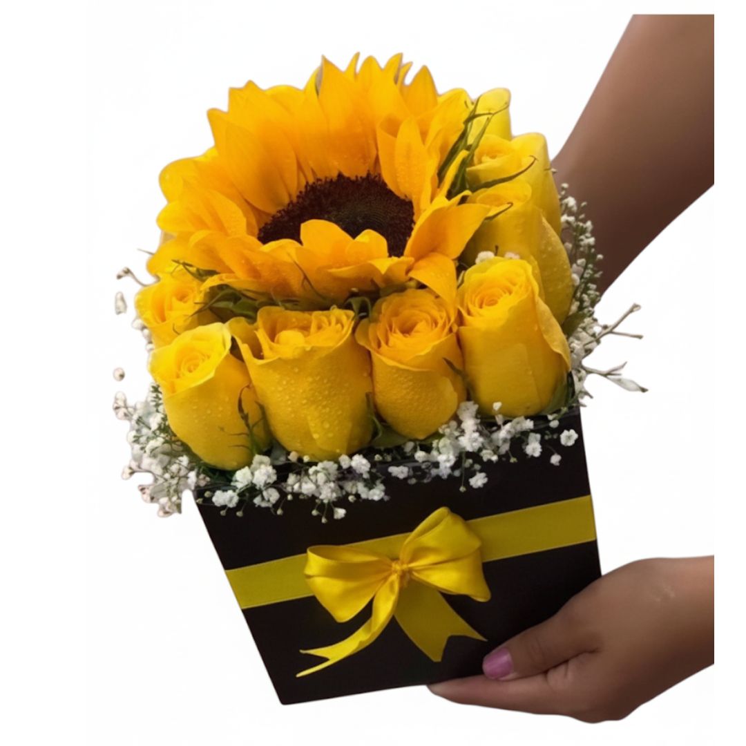 Cubo de rosas amarillas y girasol fresco
