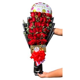 Detalle lineal de rosas rojas en papel coreano con Ferrero Rocher y globo metálico