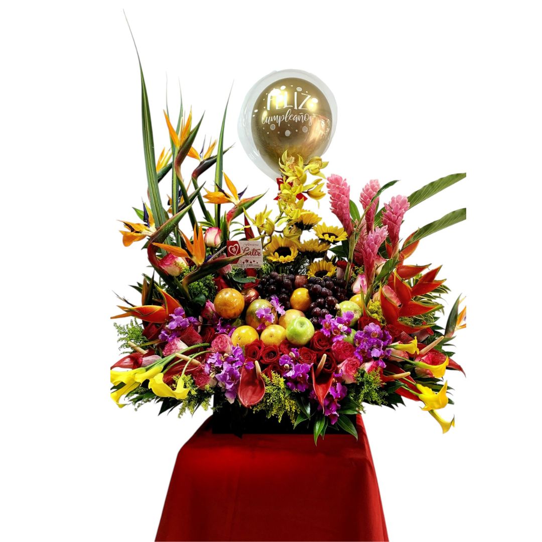 Jardinera grande tropical con flores y frutas frescas