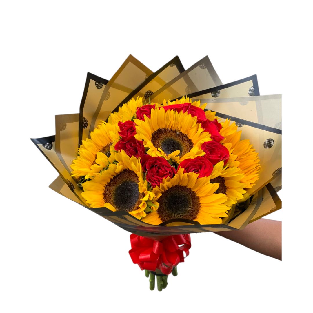 Bouquet de girasoles y rosas rojas envuelto en papel dorado y negro