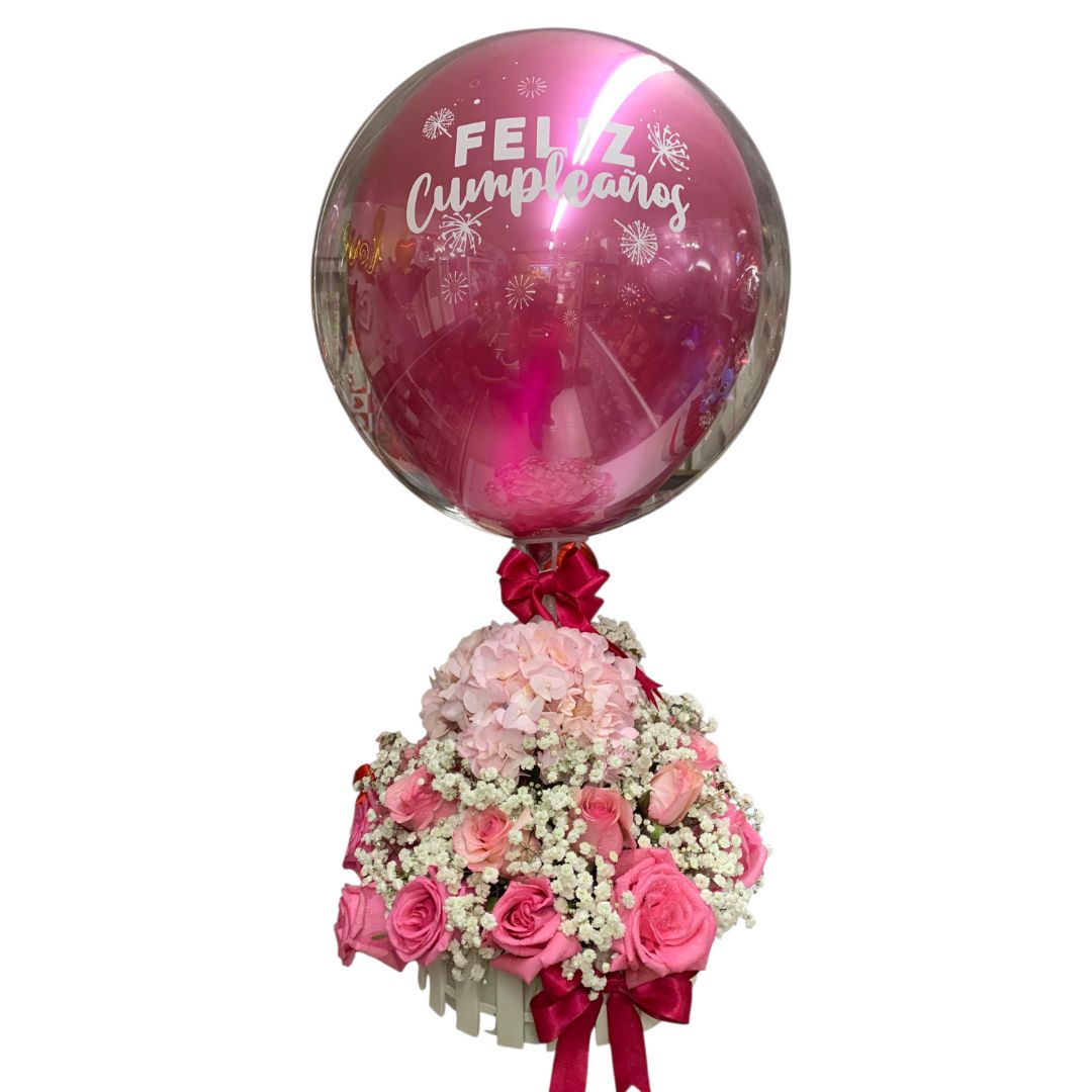 Arreglo floral rosado con globo burbuja “Feliz Cumpleaños”