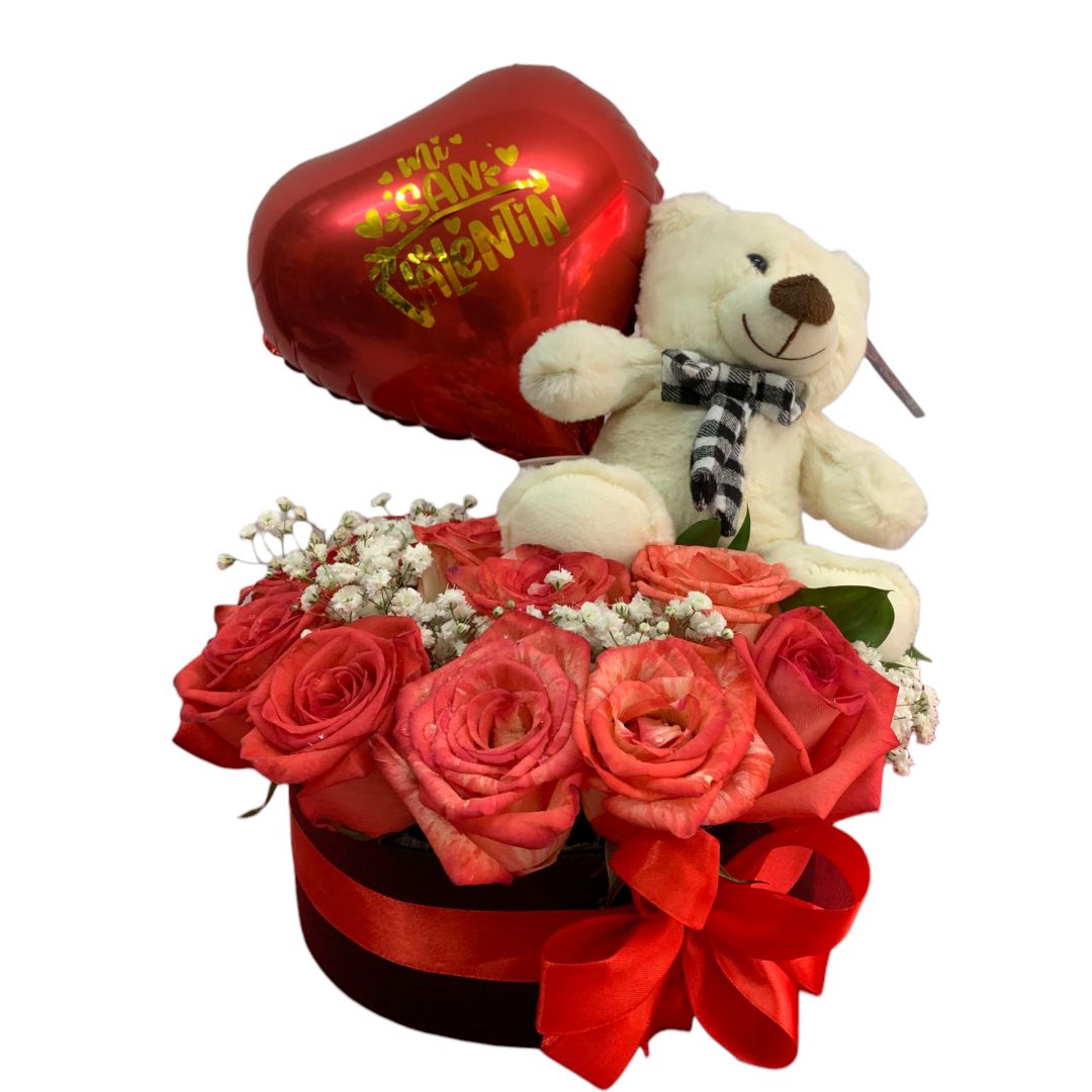 Caja con rosas salmón, oso de peluche y globo metálico en forma de corazón