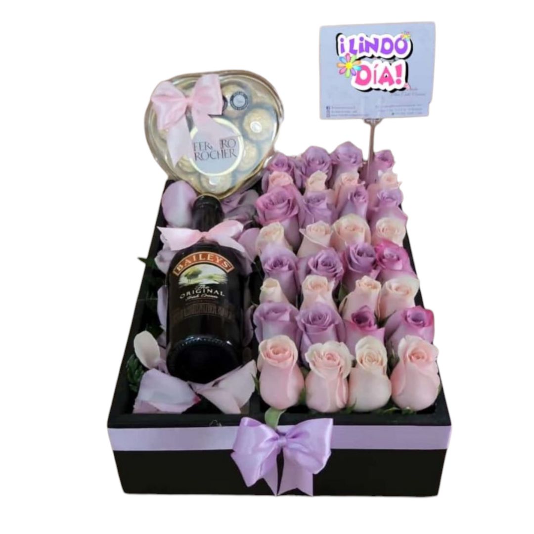 Caja premium con rosas lila, Baileys y chocolates Ferrero Rocher.
