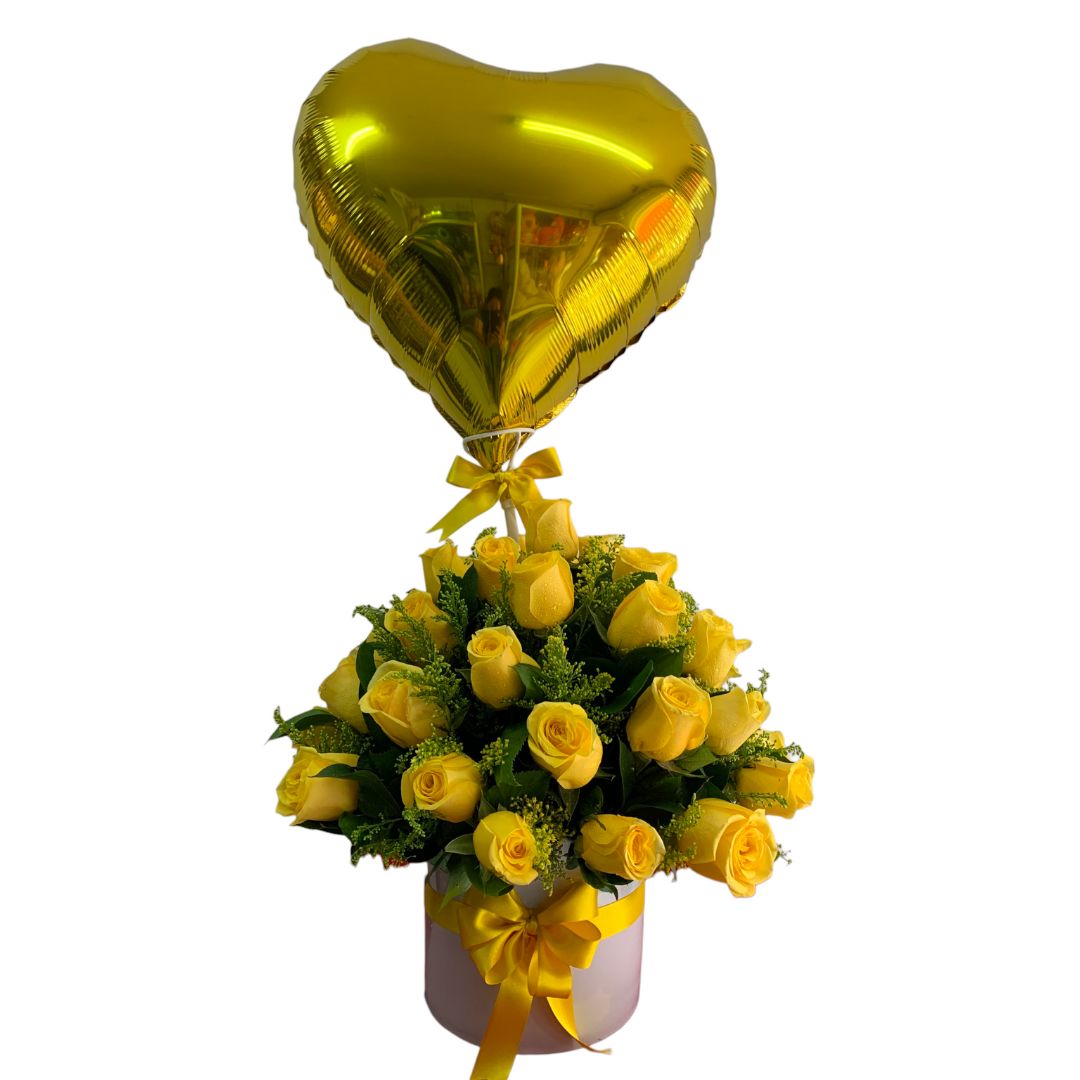 Arreglo redondo con rosas amarillas y globo metálico en forma de corazón.