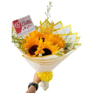Bouquet de girasoles con papel coreano y corona decorativa.