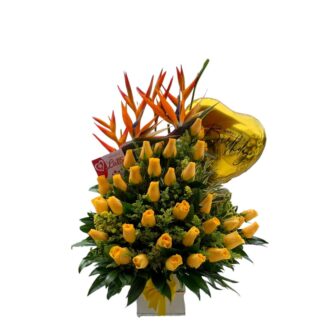 Arreglo tropical en media luna con aves de paraíso y globo metálico.