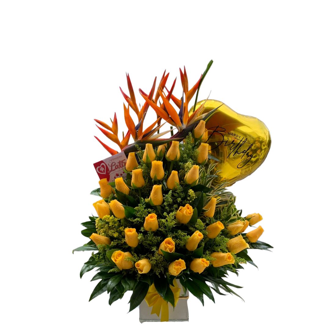 Arreglo tropical en media luna con aves de paraíso y globo metálico.