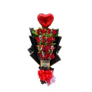 Detalle floral con rosas rojas, perlas, globo metálico y Ferrero Rocher.