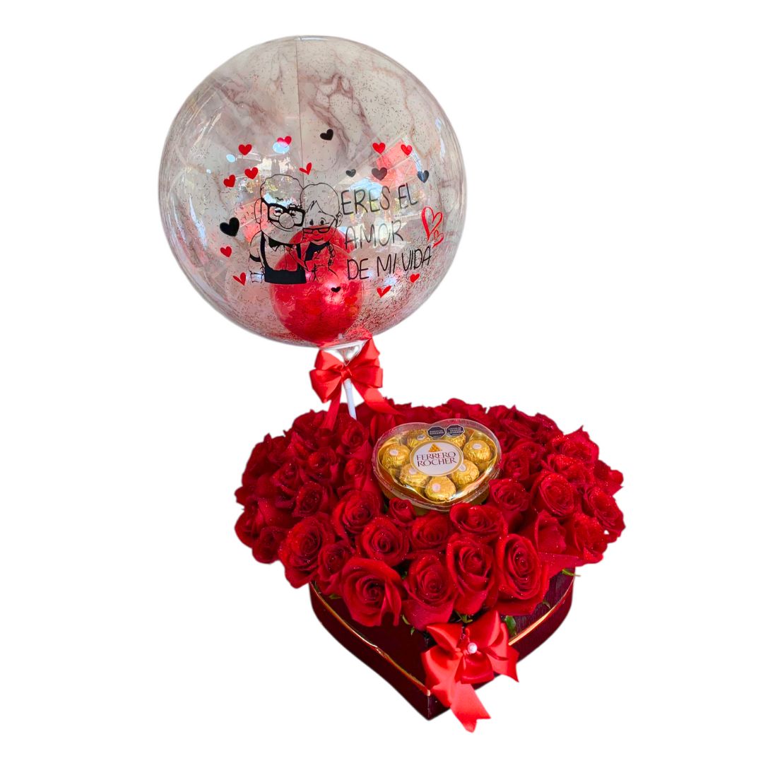 Corazón de rosas rojas con globo burbuja y Ferrero Rocher.