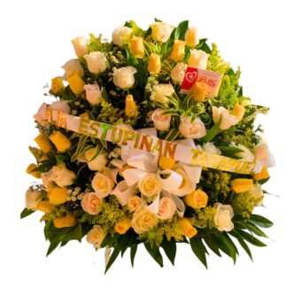 Arreglo fúnebre tipo abanico con rosas blancas y amarillas.