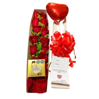 Caja con rosas, globo metálico y Ferrero