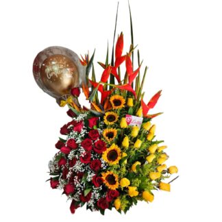 Arreglo tropical con rosas rojas y amarillas