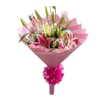 Bouquet de lirios rosados con Hershey’s