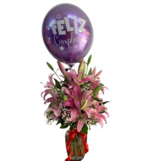Arreglo en cristal con lirios rosados y globo burbuja