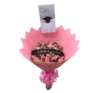 Buchón de rosas rosadas con cinta de grado y papel coreano rosado.