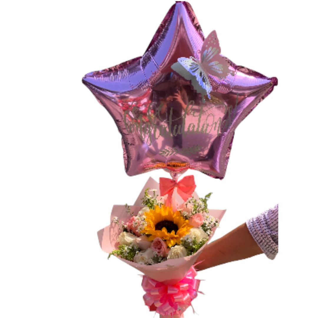 Bouquet de rosas rosadas y blancas con girasol y globo metálico estrella.