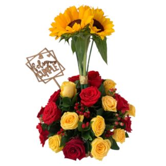 Arreglo redondo con girasoles, rosas rojas y amarillas y pin de cumpleaños.
