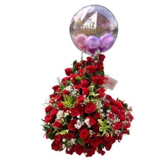 Arreglo media luna de rosas rojas con globo burbuja.