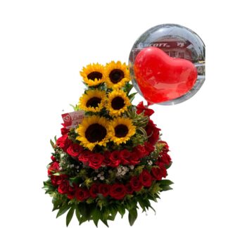 Arreglo lineal de girasoles y rosas rojas con globo burbuja.