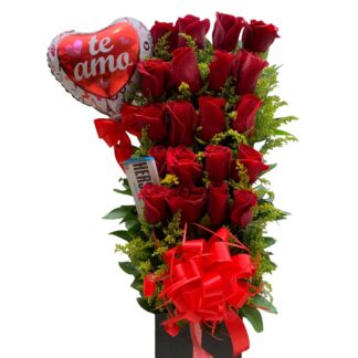 Arreglo lineal floral con globo metalizado y chocolate Hershey’s.