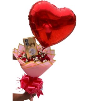 Buchón de rosas rojas con Ferrero Rocher y globo metalizado.