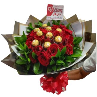 Buchón de rosas rojas con chocolate Ferrero y papel coreano.