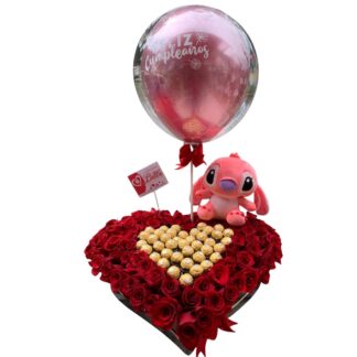 Corazón de rosas rojas con Ferrero Rocher, peluche y globo burbuja.