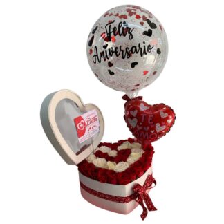 Corazón de rosas rojas y blancas con globo metalizado y globo burbuja.